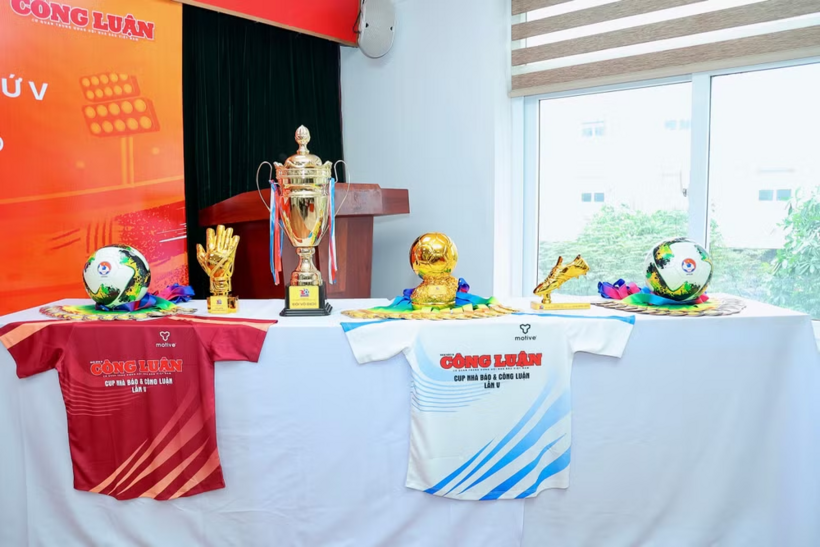 Nhà báo Tiến Đạt, đội bóng Báo Nhân Dân - đội đương kim vô địch mùa giải năm 2025, đại diện cho các đội bóng phát biểu tại buổi họp.
