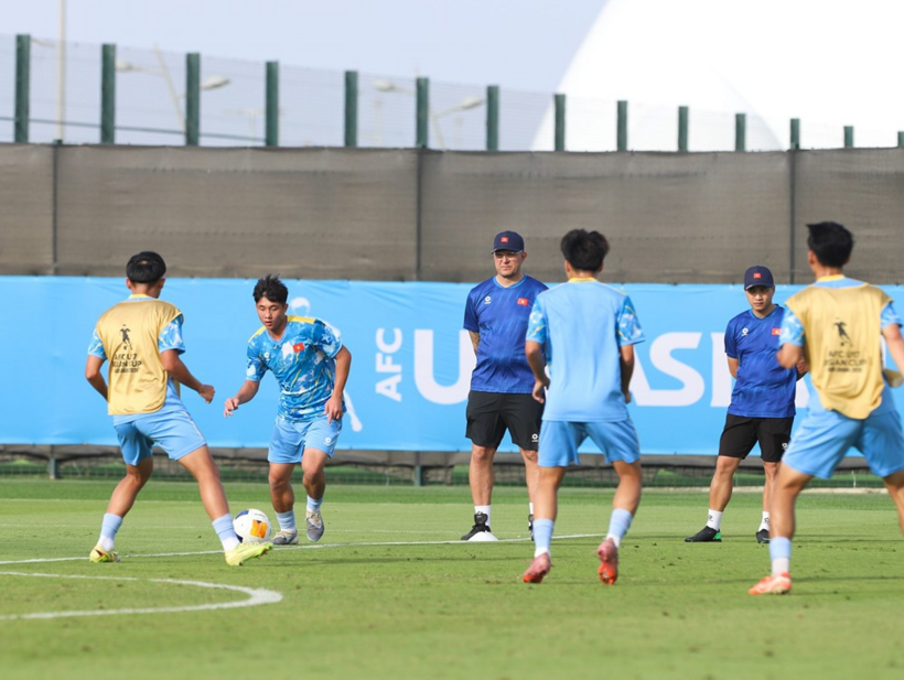 HLV Cristiano Roland chăm chú theo dõi các học trò tập luyện