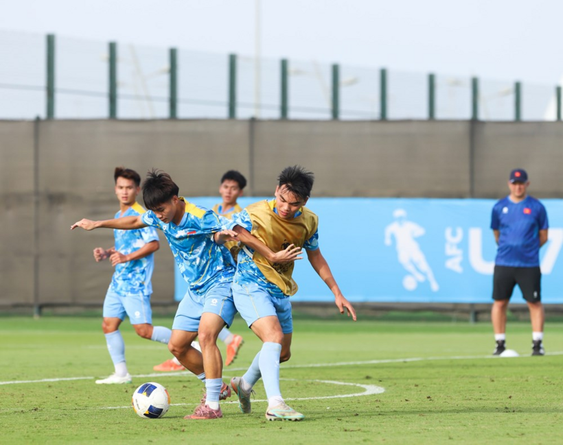 Các tuyển thủ tích cực tập luyện, chuẩn bị cho trận đấu với U17 Hàn Quốc