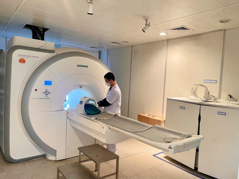 Máy chụp cộng hưởng từ 1.5 Tesla công nghệ hiện đại, chất lượng hình ảnh tối ưu của một bệnh viện. Ảnh: Hà Nội mới