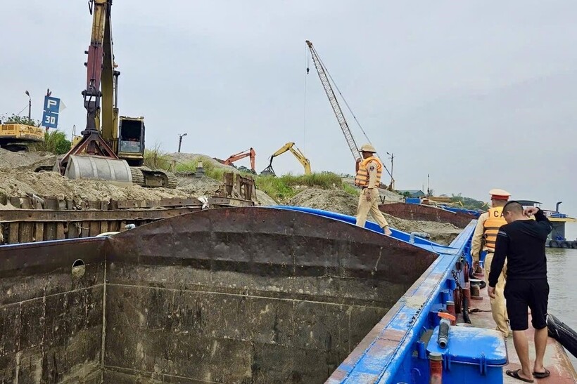 Lực lượng chức năng kiểm tra bến vật liệu đang tổ chức bốc xếp hàng từ phương tiện thuỷ lên bờ.