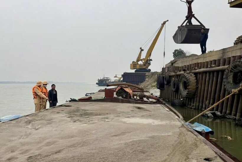 CSGT kiểm tra hàng hoá trên phương tiện thuỷ.