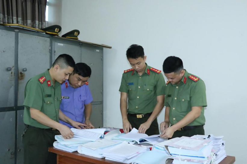 Cơ quan điều tra kiểm tra các tài liệu liên quan. (Ảnh: Công an tỉnh Hà Tĩnh)