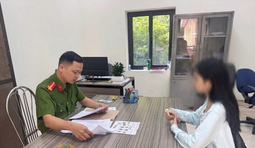 Công an xã Đồng Đăng làm việc với trường hợp vi phạm. Ảnh: Công an tỉnh Lạng Sơn.