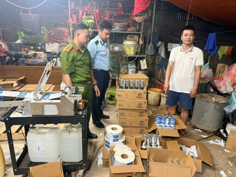 Lực lượng chức năng kiểm tra địa điểm kinh doanh của Công ty Cổ phần Đầu tư và Thương mại hóa dầu Việt Nam. Ảnh: QLTTHN