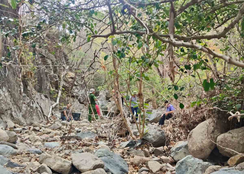 Công an và các đơn vị chức năng leo núi lên hiện trường phát hiện thi thể người đàn ông. (Ảnh: Lao động)