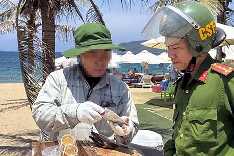 Công an phường Nha Trang làm việc với người đàn ông bị du khách phản ánh bán cây kem giá 100.000 đồng. Ảnh: Vietnamnet