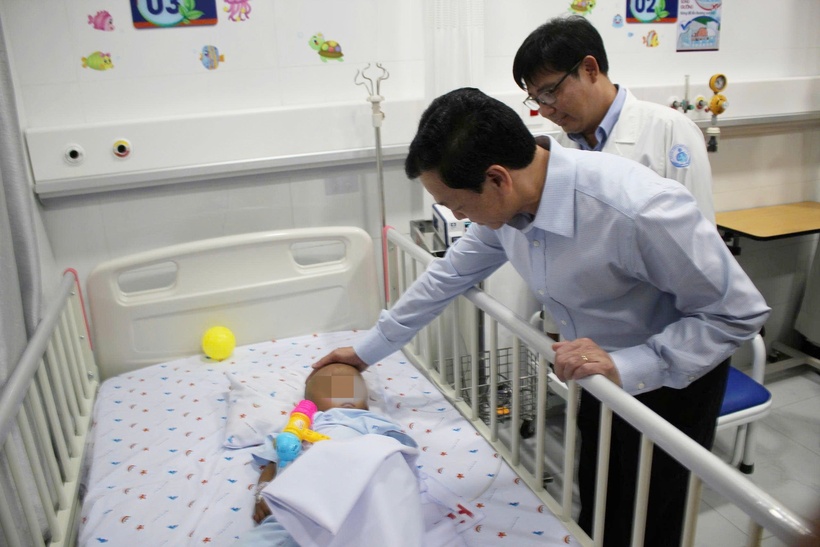 Thứ trưởng Bộ Y tế Nguyễn Tri Thức đã đến thăm hỏi, động viên bé trai 2 tuổi sáng 8/5