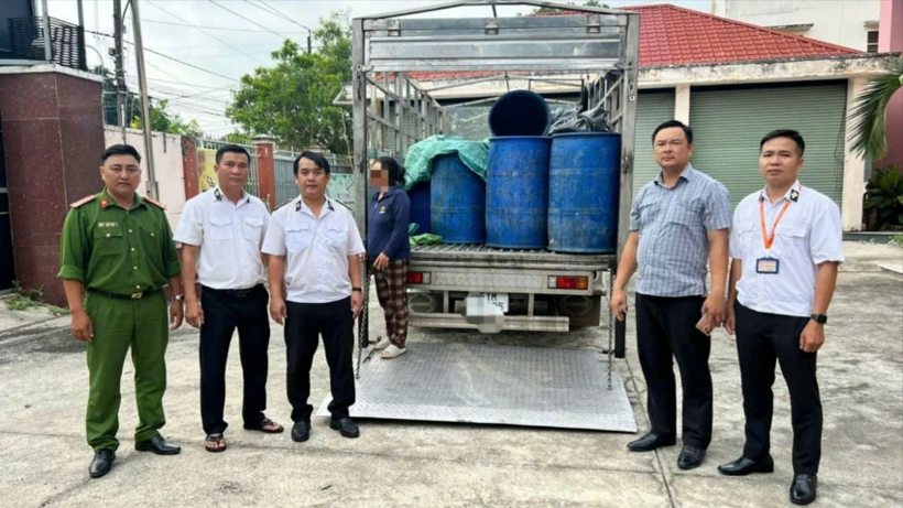 Lực lượng chức năng kiểm tra, phát hiện người phụ nữ điều khiển xe bán tải chở 1 tấn heo chết bốc mùi đi tiêu thụ. (Ảnh: PLO)