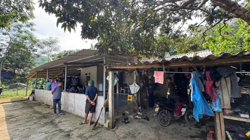 Chiều 7/5, thi thể cháu bé 4 tuổi bị bạo hành tử vong đã được đưa về gia đình tại thôn Tân Tạo, xã Bắc Quang để lo hậu sự. (Ảnh: Dân Việt)