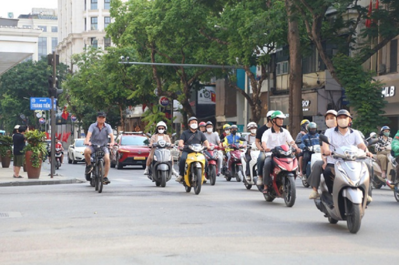 Thí điểm cấm xe xăng vùng lõi Hoàn Kiếm đang từng bước được TP Hà Nội triển khai. Ảnh: NGUYỄN TRƯỜNG