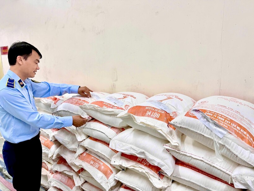 60 bao bột mì quá hạn sử dụng bị lực lượng Quản lý thị trường số 15 phát hiện, kiểm tra và tạm giữ. Ảnh: QLTT