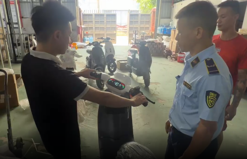 Đội Quản lý thị trường số 1 tiến hành tạm giữ toàn bộ 91 chiếc xe đạp trợ lực điện vi phạm. Ảnh: QLTT