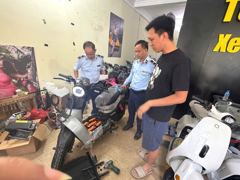 Lực lượng chức năng kiểm tra cơ sở kinh doanh xe điện Tuấn Linh. Ảnh: QLTT HN