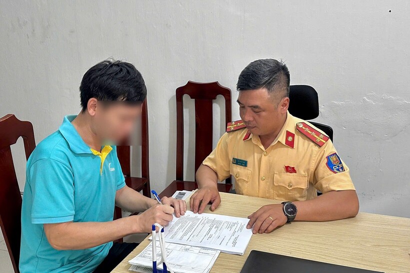 CSGT làm việc với tài xế xe taxi vi phạm