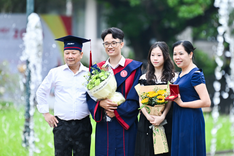 GS Vũ Văn Yêm trao kỷ niệm chương cho sinh viên tốt nghiệp xuất sắc. Ảnh: HUST