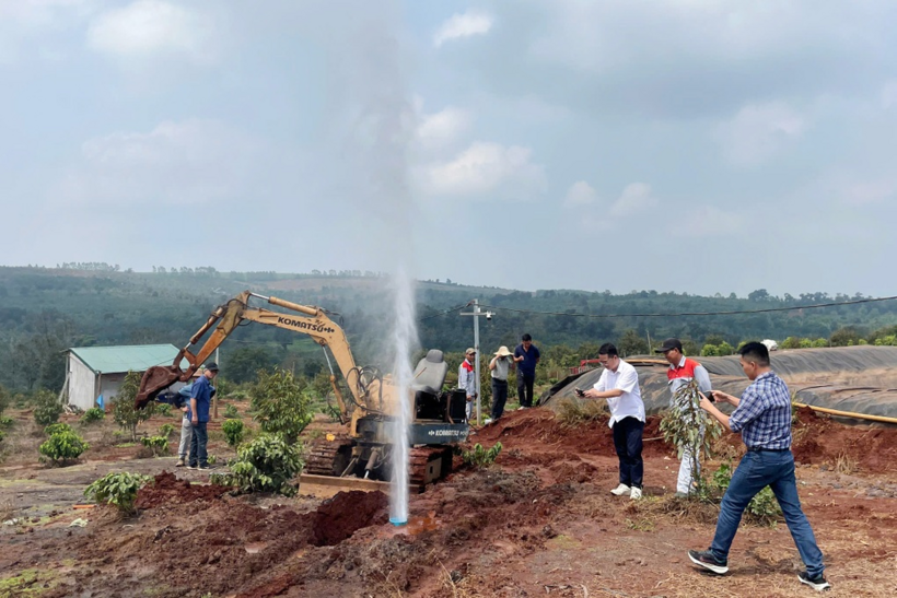 Giếng của ông Lăng xảy ra hiện tượng phun ra cột khí và nước cao (Ảnh: Phạm Hoàng).
