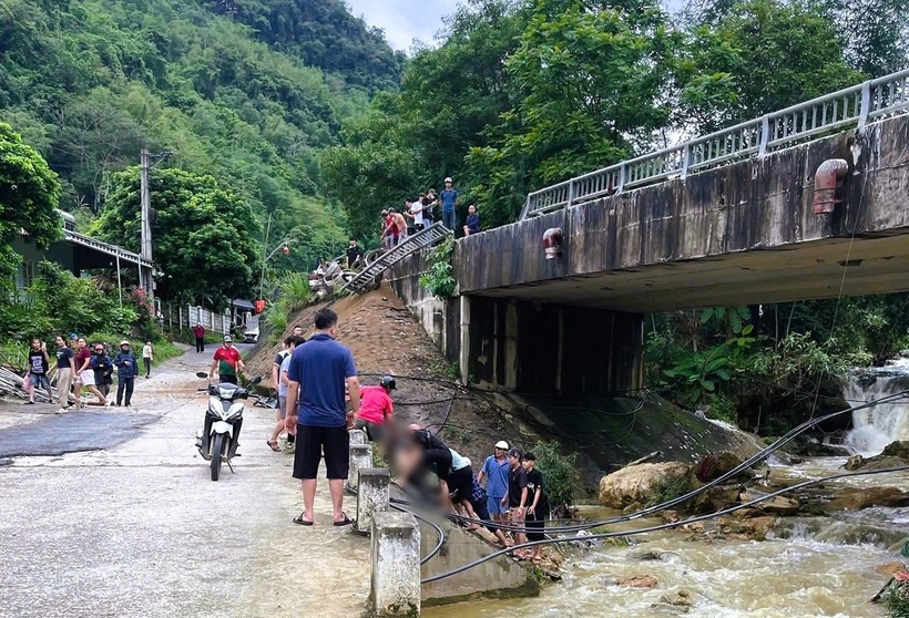 Vụ tai nạn khiến tài xế văng xuống suối, tử vong. Ảnh: Người lao động