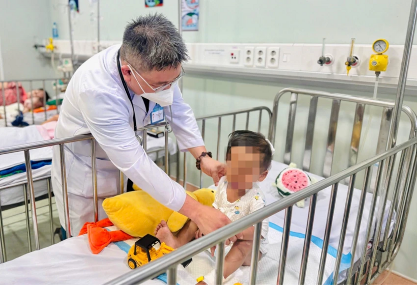 Bé 2 tuổi bị mẹ ruột cùng nhân tình bạo hành ở TP.HCM đang được điều trị tại Bệnh viện Nhi đồng 1. Ảnh: BVCC