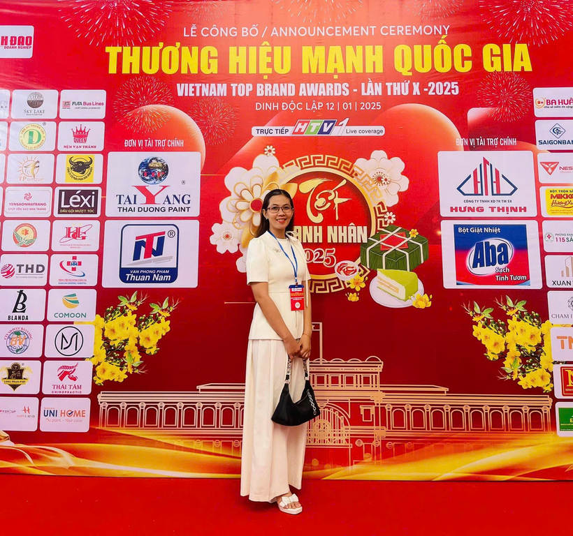 Bà Lâm Dạ Ngân đại diện Dược Loha tới nhận giải thưởng “Thương hiệu mạnh Quốc gia năm 2025”