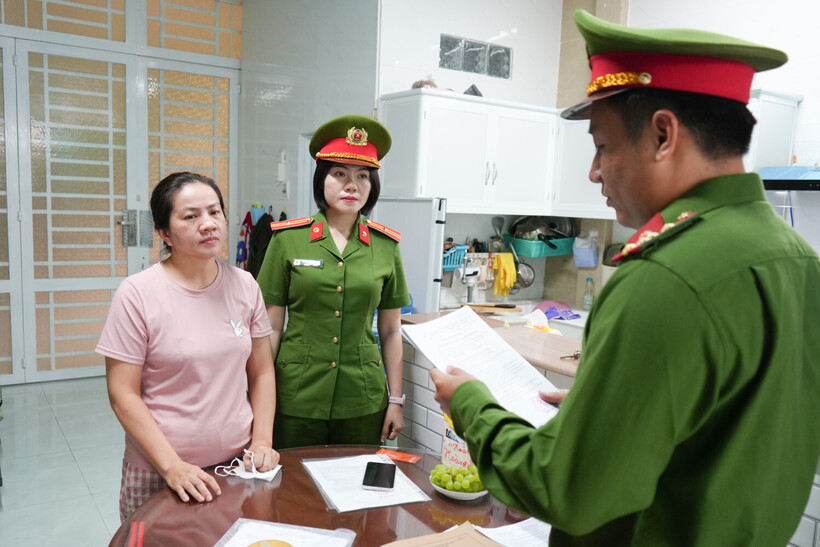 Cơ quan Cảnh sát điều tra Công an thành phố Cần Thơ tống đạt các quyết định đối với Nguyễn Thị Mận. Ảnh: Công an TP Cần Thơ
