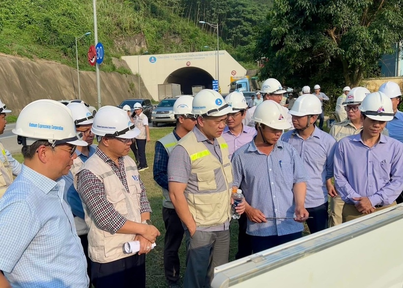 Ông Phạm Hồng Quang, Tổng Giám đốc Tổng công ty Đầu tư phát triển đường cao tốc Việt Nam kiểm tra hiện trường Dự án