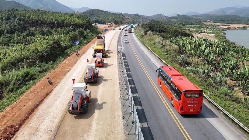 Trên công trường, các nhà thầu đang tăng tốc tổ chức thi công “3 ca, 4 kíp”, duy trì “nhịp” thi công để bảo đảm hoàn thành những hạng mục theo kế hoạch đề ra