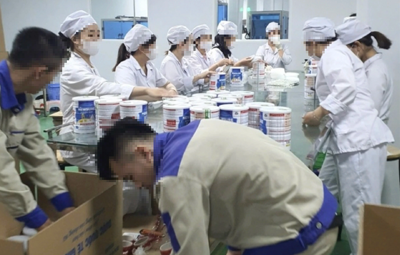 Công nhân đang thực hiện quy trình sản xuất sữa. Ảnh: CAND