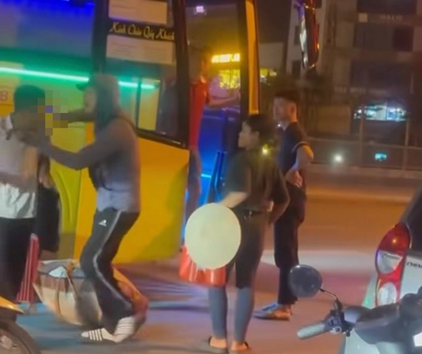 Hình ảnh lái xe ôm cầm dao đe dọa khách. Ảnh cắt từ clip/Thanh Niên