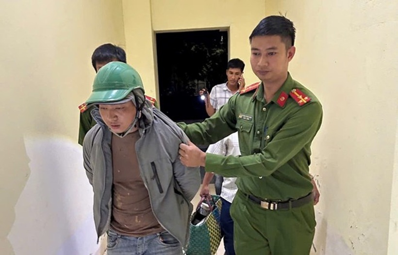 Công an bắt giữ đối tượng Trần Văn Tú (Ảnh: Công an Ninh Bình/Dân Trí).
