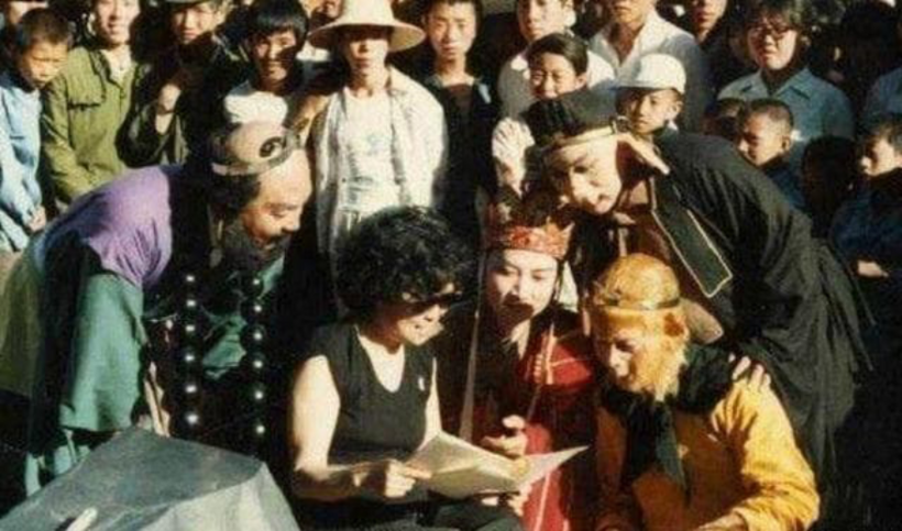 Trong ảnh, 4 thầy trò Đường Tăng và rất nhiều người vây quanh đạo diễn Dương Khiết cùng nhau xem kịch bản. Đây là hình ảnh hậu trường hiếm thấy trong các đoàn làm phim.
