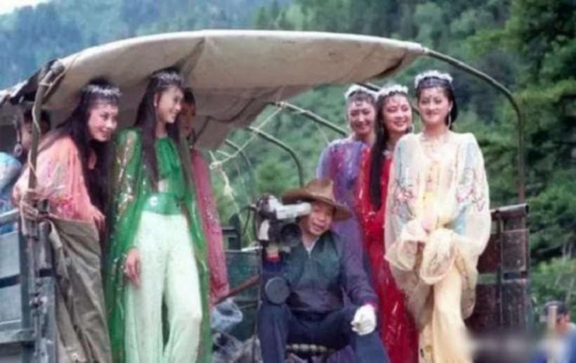 Trong ảnh, Vương Sùng Thu và các diễn viên đóng yêu tinh nhện trên đường tới nơi ghi hình. Nhà quay phim từng cho biết hạnh phúc vì trải qua hàng chục năm, tác phẩm vẫn giàu sức sống, có chỗ đứng trong lòng khán giả.