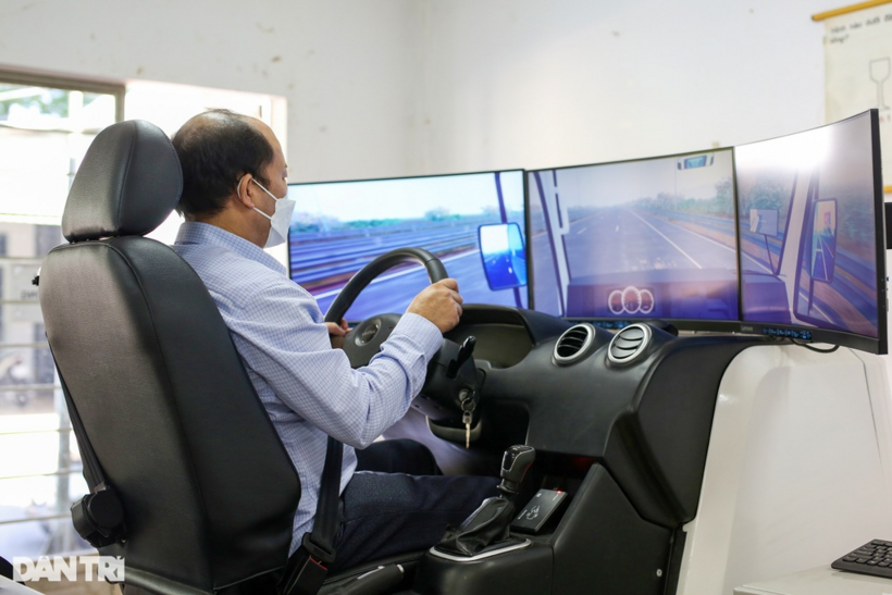 Việc học trên phần mềm mô phỏng các tình huống giao thông (4 giờ đối với hạng B và C1) và thực hành trên cabin học lái ô tô (2 giờ) là yêu cầu bắt buộc để xét hoàn thành khóa đào tạo lái xe (Ảnh: An Huy).