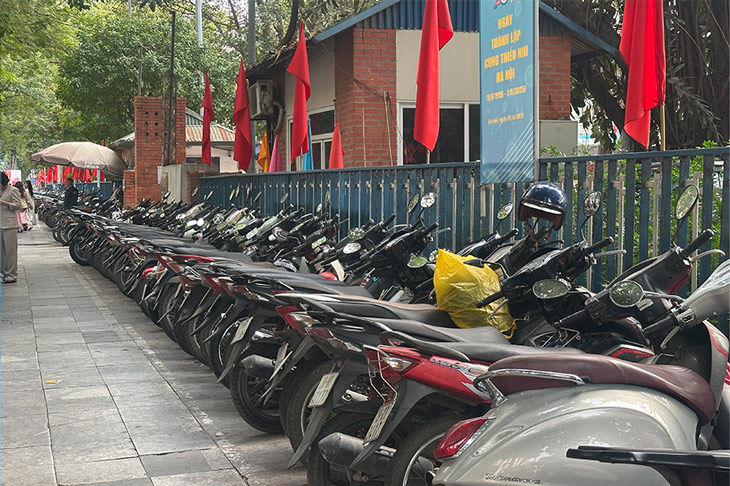 Về sử dụng tạm thời lòng đường, hè phố (vỉa hè) để trông giữ xe đạp, xe máy cao nhất là 220.000 đồng/m²/tháng. Ảnh: Lao động