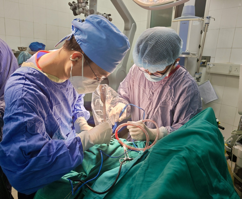TS.BS Bùi Huy Mạnh, Phó Trưởng khoa Phẫu thuật Thần kinh 2 và ê kíp trong ca phẫu thuật. Ảnh: BVCC