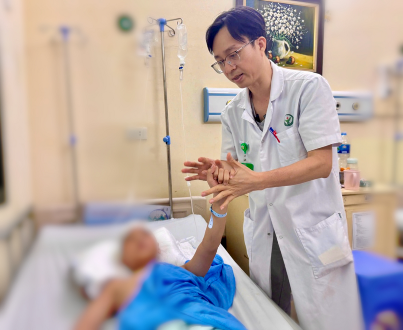 TS.BS Bùi Huy Mạnh và cháu bé sau ca phẫu thuật thành công. Ảnh: BVCC