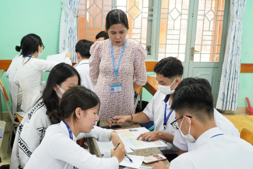 Giáo viên và học sinh Trường THPT Tây Thạnh, TPHCM trong một tiết học lịch sử (Ảnh: Huyên Nguyễn).