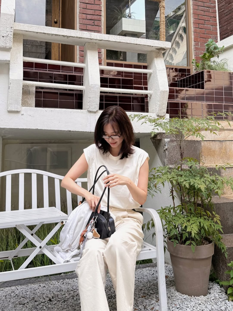 Shin Hyun-bin diện combo áo thun trắng sát tay mix cùng quần suông linen màu kem theo đúng công thức tối giản đang được hội gái Hàn mê mẩn mỗi mùa hè.