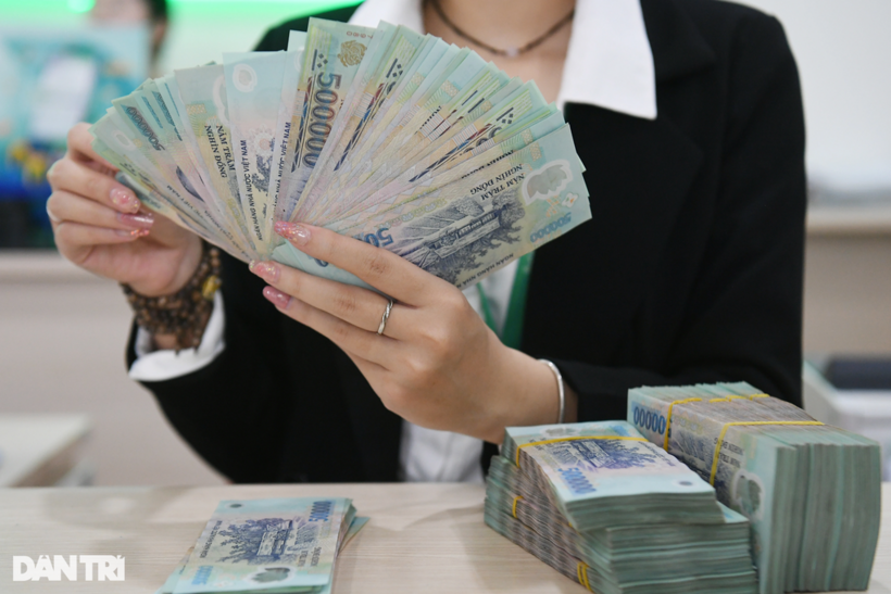 Giao dịch tiền tại ngân hàng (Ảnh: Mạnh Quân).