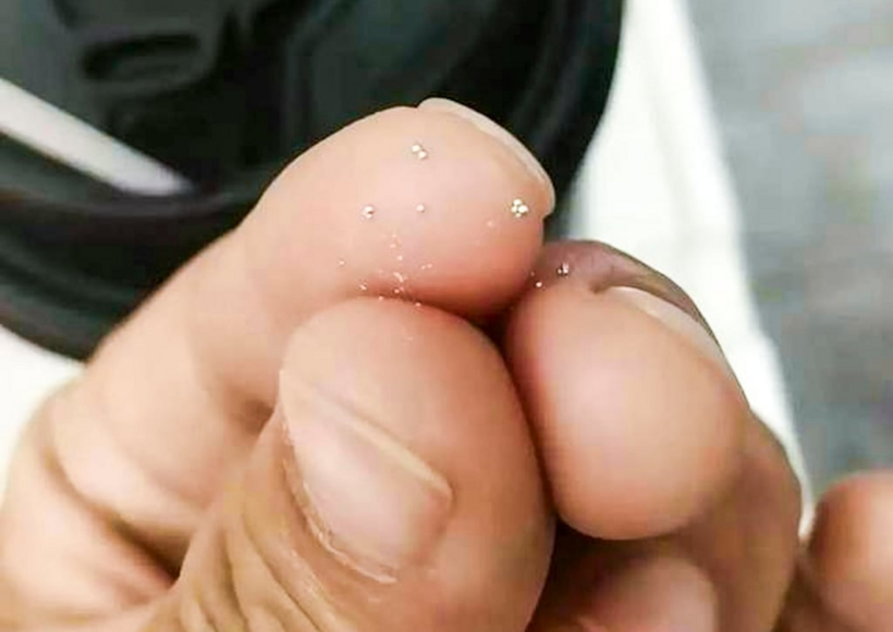 Cô gái phát hiện những mảnh kim loại nhỏ, giống như hình trên, trong ly trà sữa của mình. Ảnh: Weibo