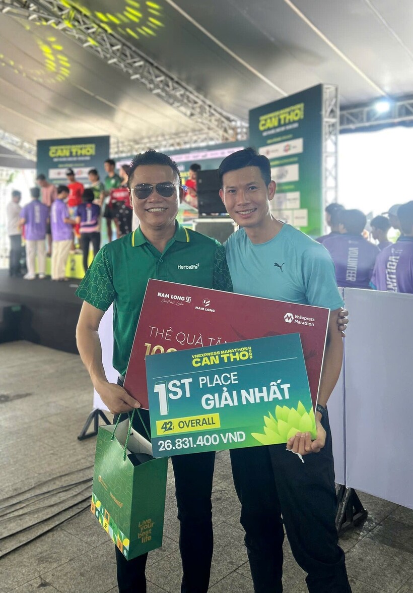 Ông Nguyễn Thành Đạt - Giám Đốc Truyền Thông Cấp Cao Herbalife Việt Nam trao giải cho VĐV Đan Quyết đạt giải nhất