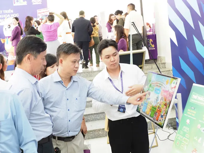 Cán bộ quản lý trường học tại TPHCM tham gia hội nghị chia sẻ kinh nghiệm dạy học tiếng Anh bằng phương pháp thực nghiệm/ Theo Người Lao Động.