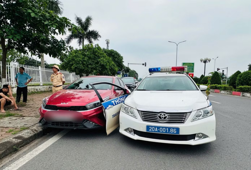 Tài xế ô tô tông vào cửa xe CSGT. (Ảnh: Tiền phong)