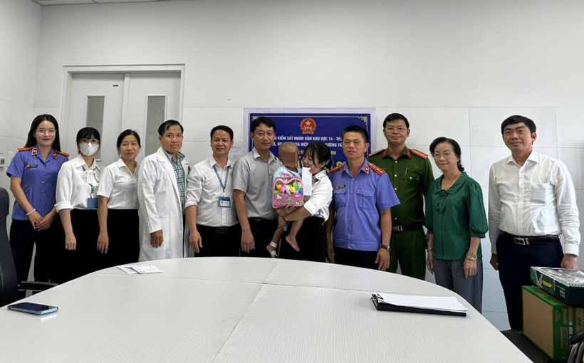 Đại diện chính quyền xã Hòa Hiệp; phường Trung Mỹ Tây và Viện KSND khu vực 14 - TPHCM thăm hỏi, trao giấy khai sinh cho cháu K.. Ảnh: UBND xã Hòa Hiệp