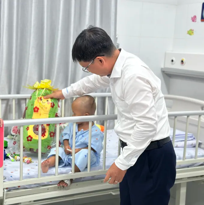 Ông Nguyễn Mạnh Cường, Phó Chủ tịch UBND TPHCM thăm và tặng quà bé N.G.K.