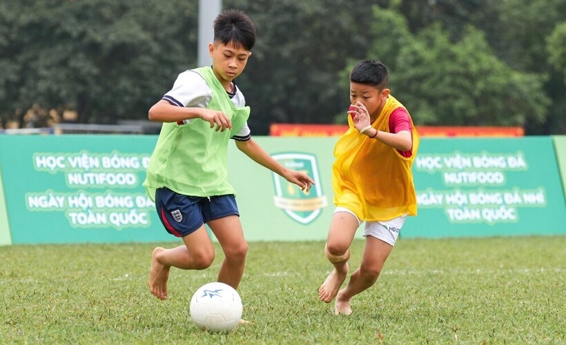 Các cầu thủ nhí thử tài trên sân cỏ