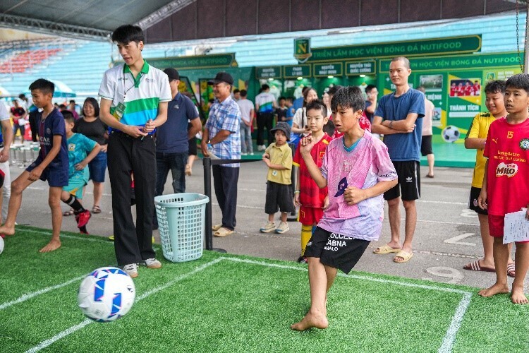 Hàng nghìn thí sinh và phụ huynh hội tụ tại Ngày hội bóng đá nhí Nutifood 2026 - 5
