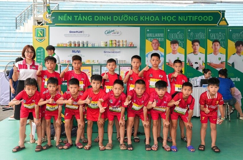 Các cầu thủ nhí tranh thủ check-in khu vực Học viện dinh dưỡng