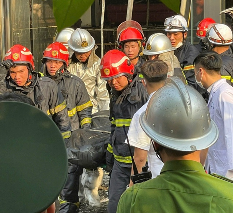 Lực lượng chức năng đưa thi thể nạn nhân ra ngoài. Ảnh: Sức khỏe & Đời sống