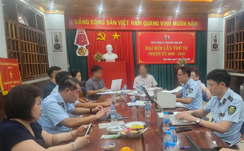 Đoàn kiểm tra Cục Quản lý và Phát triển thị trường làm việc với đại diện Công ty TNHH xăng dầu Hồng Đức (Đồng Tháp) về trách nhiệm dự trữ xăng dầu. ẢNH: Q.L